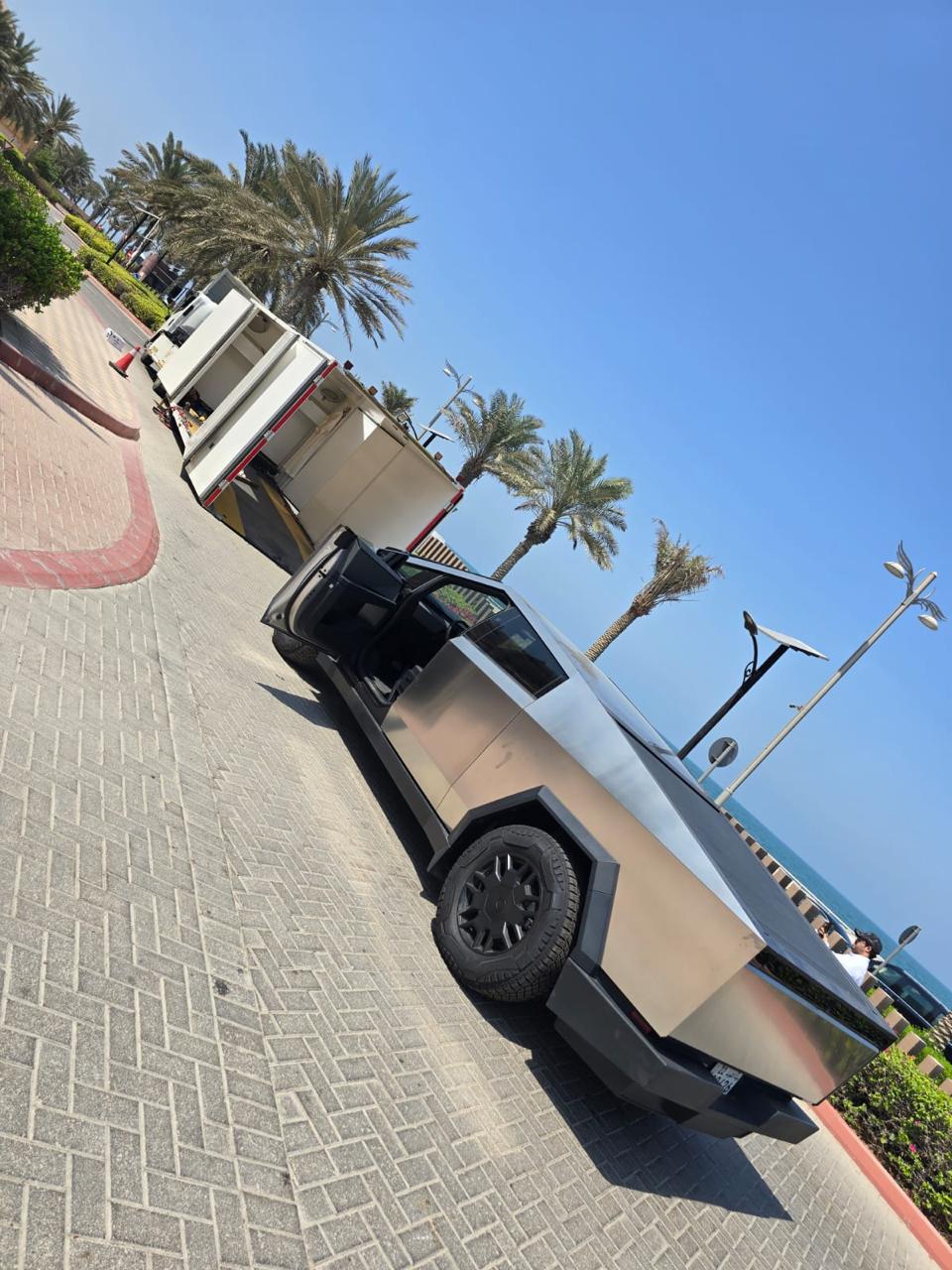 Tesla Cybertruck بعد عملية تسليم في موقع ساحلي